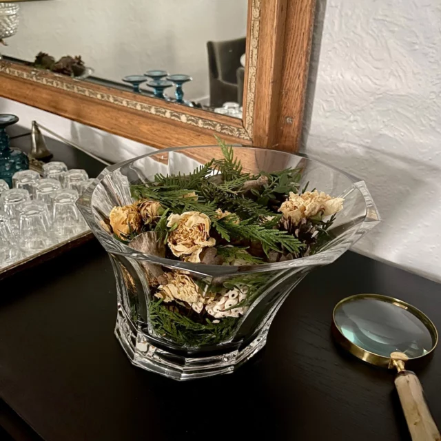 J'adore ce vase magnifique – un cadeau précieux de mon amie Marie-Andrée – qui accueille maintenant un pot-pourri fait de sapinage, de cônes et de fleurs séchées. Rien d’extravagant… juste une petite composition naturelle qui ajoute une touche chaleureuse à ma déco de Noël.J’aime quand un objet raconte une histoire, quand il porte un souvenir et qu’il trouve sa place tout naturellement dans la maison. C’est ça, pour moi, la magie des fêtes : créer une ambiance enveloppante avec de petites choses qui ont du sens 💫Quels sont les objets qui vous rappellent de beaux moments et que vous aimez mettre en valeur pendant le temps des fêtes ?