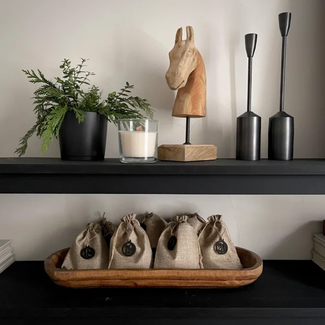 Il reste 7 jours avant Noël.Cette année, le calendrier de l’Avent a pris une forme toute simple…
Une surprise par jour, préparée avec attention par mon beau Monsieur 🤍De petits sachets, posés là, comme un rappel que la magie ne tient pas à la quantité, mais à l’intention.  J’aime ces moments où la maison devient le témoin de gestes discrets, de rituels qui réchauffent et qui font sourire.Noël approche doucement, et tout est déjà là. 🥰