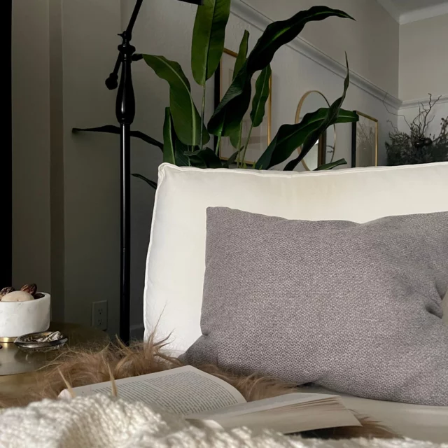 « Le bien-être pendant les fêtes commence chez soi.
Ralentir pendant les fêtes, c’est se donner la permission de respirer à nouveau — et de transformer sa maison en refuge de douceur intérieure. »
— extrait de mon Guide du bien-être pendant les fêtes.C’est exactement dans cet esprit que j’aborde les prochains jours de congé.
Un intérieur apaisant, des textures qui invitent à se déposer, une lumière douce qui accompagne les fins de journée.Pendant les vacances, j’ai prévu de ralentir pour vrai : de la détente, de la lecture, des bons films et surtout passer de beaux moments avec ma famille.Les fêtes ne sont pas une course.
Elles sont un espace pour se retrouver, chez soi et en soi.Si ce sujet vous interpelle, l’article complet est en lien dans le premier commentaire.
Et vous, qu’avez-vous prévu pour ralentir pendant les fêtes ? ✨