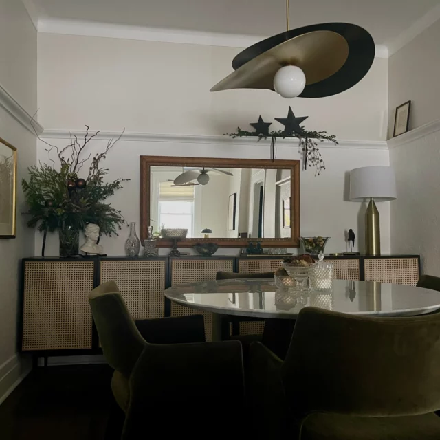 Entre Noël et le jour de l’an, tout ralentit.
Les lumières sont plus douces.
La maison respire autrement.J’aime particulièrement ce moment suspendu.Ces journées entre deux temps me rappellent à quel point les petits bonheurs font toute la différence :
un intérieur calme, un repas simple, une lumière douce en fin de journée, le plaisir de ne rien presser.
J’ai rassemblé ces instants précieux dans mon article 51 petits bonheurs du temps des fêtes, une invitation à ralentir et à savourer ce qui est déjà là. Le lien vers l’article est dans le premier commentaire.Et vous, quel est votre petit bonheur préféré entre Noël et le jour de l’an ? ✨