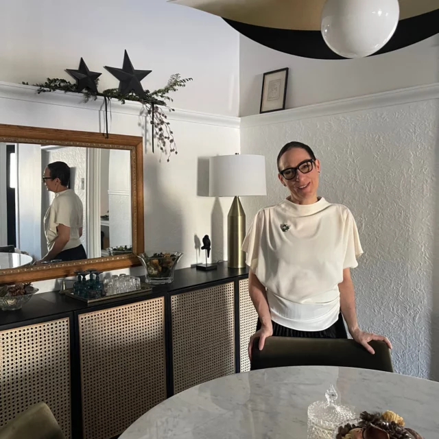 2025 n’a pas été une année facile...
Il y a eu des hauts, beaucoup de bas et de remises en question.
Des moments où il a fallu tenir bon, faire le tri — à l’intérieur comme autour de moi.Mais 2025 est aussi une année dont je suis fière.
Fière d’avoir créé la méthode B.I.E.N. et mon guide « Comment être bien chez soi pour être bien en soi ». et fière d'avoir créer ma formation en organisation de son bien-être que je présenterai prochainement. Ces projets sont nés d’un chemin vrai, parfois inconfortable, mais profondément aligné.Cette année m’a appris une chose essentielle :
je sais où je vais.
Je sais ce que je veux continuer à bâtir.
Et surtout, je sais pourquoi je le fais.
Et je le fais avec beaucoup de passion!En 2026, j’avance avec plus de clarté, plus de vérité, plus de confiance.
J’ai de beaux projets, des idées qui me ressemblent, et une envie profonde de créer des espaces qui soutiennent réellement la vie de celles et ceux qui y habitent autant avec la déco que l'organisation et l'aménagement intérieur.Merci à mes précieux clients et collaborateurs, votre confiance est précieuse!
Merci à vous qui me suivez ici et vous qui me référez à vos proches ou à vos connaissances.
Votre présence compte plus que vous ne l’imaginez.Je vous souhaite une année sincère, vivante, une année aligné avec vos aspirations et vos rêves, et surtout, le bien-être intérieur chez soi et en soi.À votre bien-être,
Bonne et heureuse année 2026!Chaleureusement,
Elisabeth xxx